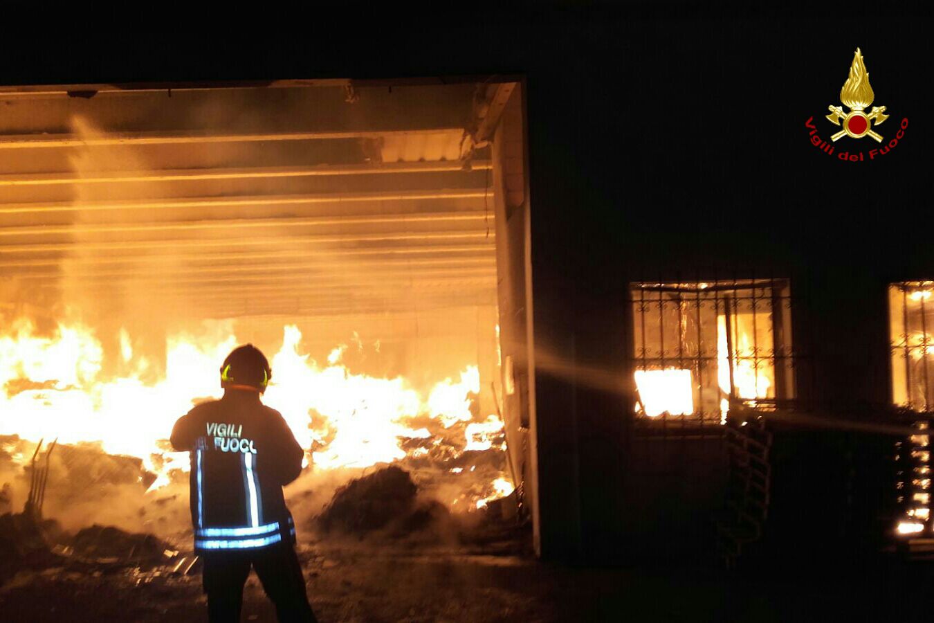 CASALE DI SCODOSIA: FIAMME DISTRUGGONO DUE TERZI DI UN MOBILIFICIO